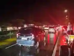 Satu Arah Diberlakukan, Lalu Lintas Kendaraan di Tol Cipali Km 166 Padat Malam Ini