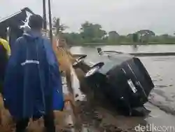 Mobil Pemudik asal Kebumen Masuk ke Sawah di Klaten, Diduga Sopir Mengantuk